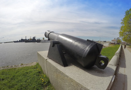 Battle cannon- ancient artillery gun on Kronstadt promenade. St. Petersburg.Russia.のeditorial素材