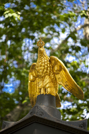 Royal Eagle on the Lion Fountain at Ludwigsburg Palace in Stuttgart

の写真素材