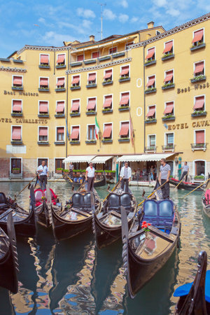 VENICE, ITALY - SEPTEMBER 24, 2010: gondoliers at the gondolas waiting for passengersのeditorial素材