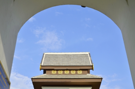 Arch is located  at the entrance of place 
