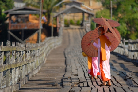 Burmese nuns.  Alms were walking on a wooden bridge.Bridge of the Mon Sangklaburi near the Burmese border.Sam pra sob river.Sanbkhlaburi Kanchanaburi Thailand.のeditorial素材