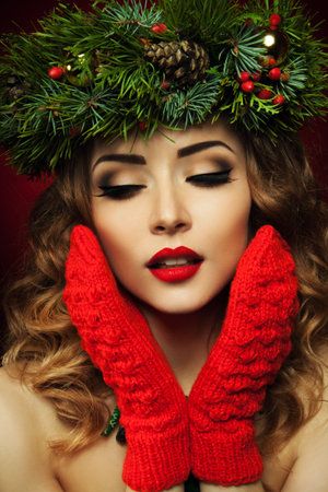 Christmas Woman  Beautiful Christmas wreath  New Year の写真素材