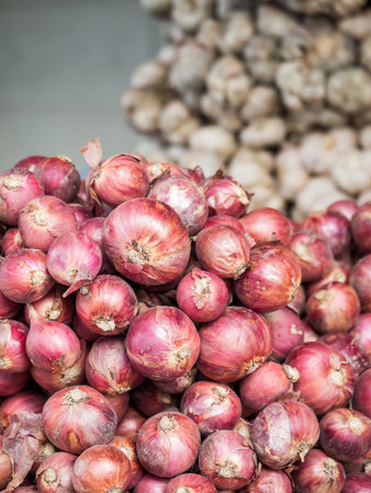 Pile of red onions at fresh market in Thailandの写真素材