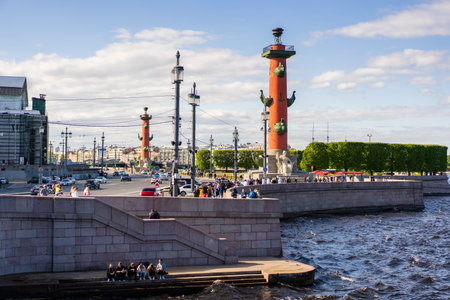 Strelka Vasilyevsky Island. A popular tourist destination. Observation deck on the Neva River and the Peter and Paul Fortress. Russia Saint Petersburg. 05/29/2021 pm 18.25のeditorial素材
