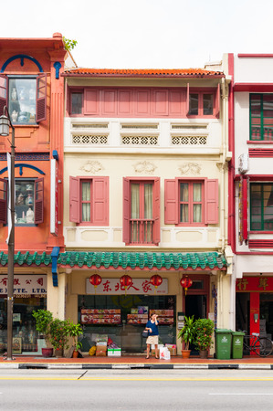 SINGAPORE - JUNE 25, 2016 : antique style shophouse building in Chinatown in Singapore on 25 June 2016のeditorial素材