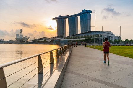 SINGAPORE - 6 JULY 2016 : people jogging by Marina bay, Singapore in morningのeditorial素材
