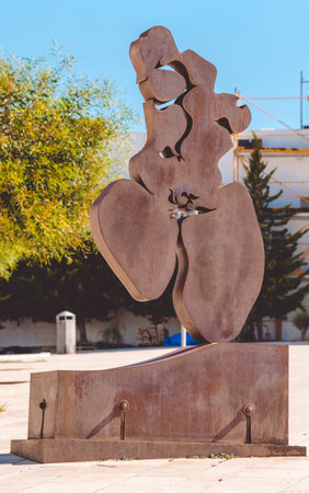 SITGES, CATALONIA, SPAIN - SEPTEMBER 29, 2016: Sculpture "Dona mirant al mar" in Sitges (Horacio Elena Romero, 2007)のeditorial素材