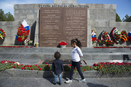 SEVASTOPOL / CRIMEA - MAY 10, 2017: Children near the Obelisk of Glory with eternal fire on the Sapun mountのeditorial素材