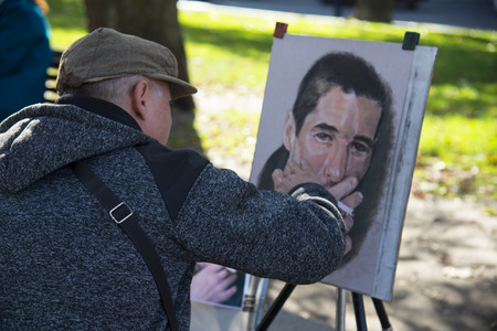 LVIV / UKRAINE - OCTOBER 06, 2018: Painter in the center of Lviv cityのeditorial素材