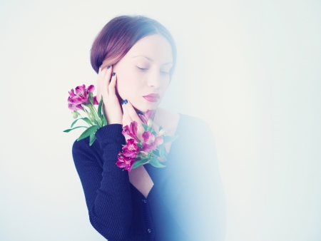 Art portrait of beautiful young lady with delicate flowersの写真素材