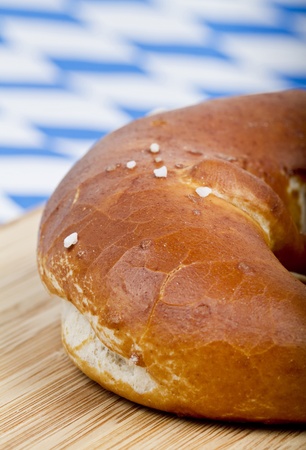 Laugengebäck auf Brotzeitbrettの写真素材