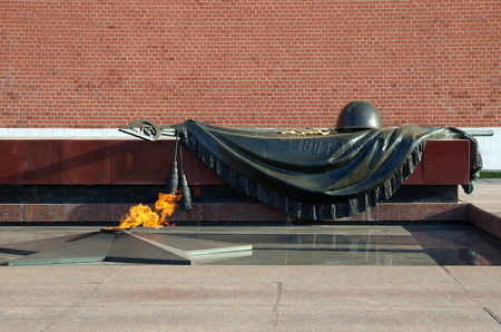 Moscow, Russia - October 24, 2016: Tomb of the Unknown Soldier at the Kremlin. The Eternal Flame burns in memory of Soviet soldiersのeditorial素材