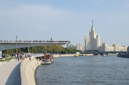 Moscow, Russia - September 12, 2017: Moskvoretskaya embankment. "Floating bridge" in the landscape Park "Zaryadye" and high-rise building on Kotelnicheskaya embankmentのeditorial素材