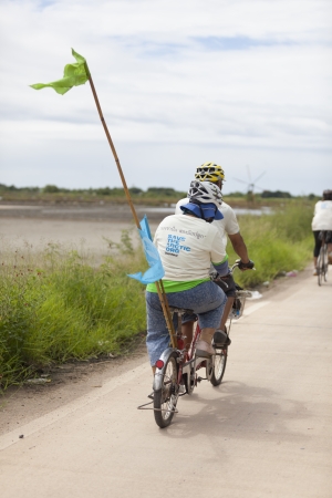 SAMUTSAKORN THAILAND- SEPTEMBER 15: Unidentified peaple in ice ride activity by Greenpeace Southeast Asia (THAILAND) on Sep 15,2013 Samutsakorn province, Thailand. The biker ride the bicycle on the road go to Samutsakorn province.のeditorial素材