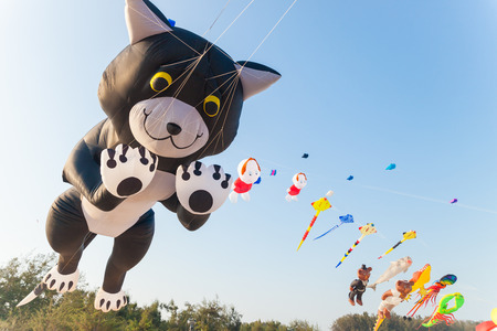 CHA- AM BEACH - MARCH 27: 16th Thailand International Kite Festival on March 27, 2015 in Cha- Am beach, Phetchaburi province Thailand.のeditorial素材