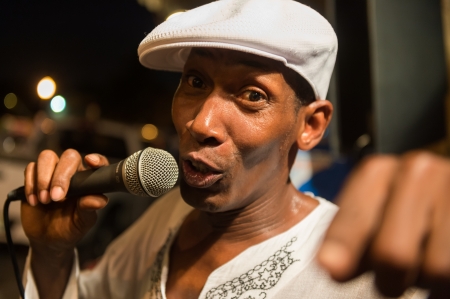 MIAMI, FL - CIRCA JULY 2012  Street performer singing  in Little Havana circa July 2012 in Miami, during  cultural fridays  an artistic, cultural, and social arts and culture fair that takes place on the last Friday of each month in the historic Little Haのeditorial素材