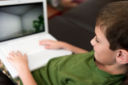 6 year boy hapy playing with computer at home.
の写真素材