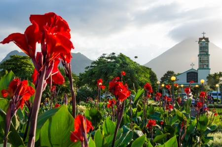 La Fortuna, COSTA RICA - CIRCA AUGUST 2012: Plaza de la Fortuna in La Fortuna, Circa 2012 in Costa Rica. Is one of the most visited towns in Costa Rica a country with more than 2.2 Million vistors a year.のeditorial素材