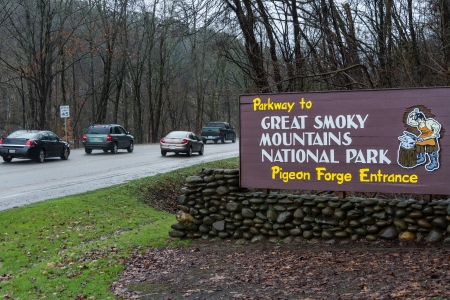 Sign of Pigeon Forge entrance to the Great Smoky Mountains National Park with cars behindの写真素材