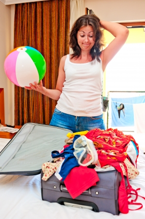 young girl collects suitcase Seaの写真素材