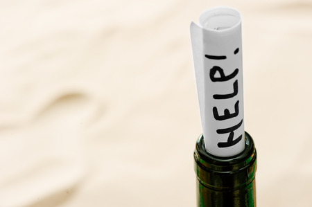 note with the word help in the sand on the islandの写真素材