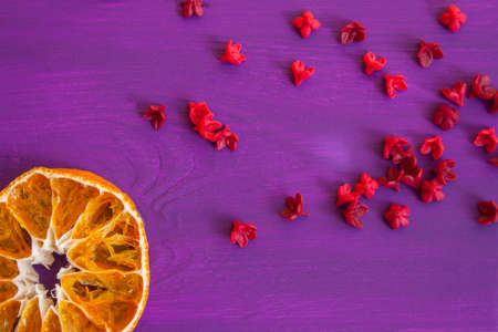 Dried citruses and lilac flowers on wooden frame template background. Copy spaceの写真素材