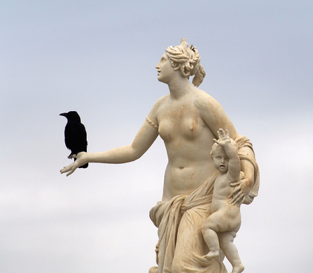 sculpture of the Latona on the hand sits a black crowのeditorial素材