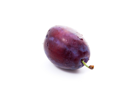 Sweet juicy plum with water drops isolated on white background.
の写真素材