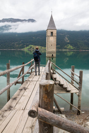 「レッシェン湖」の写真素材 イメージマート