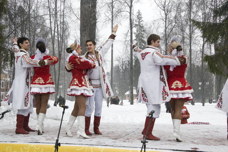 MOSCOW - FEBRUARY 25  Russian ensemble concert  Russian Song  for the Celebration of Shrovetide, a traditional Russian holiday  pancake week, maslenitsa  on Feb  25, 2012 in Moscow, Russia  のeditorial素材