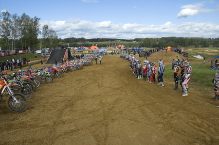 MOSCOW-SEPTEMBER 8: Athletes and equipment ready to start in the Stage III Cup XSR-MOTO.RU Cross Country in Moscow, Sheremetyevo, motostadion "Burtseva"; on September 8, 2012のeditorial素材