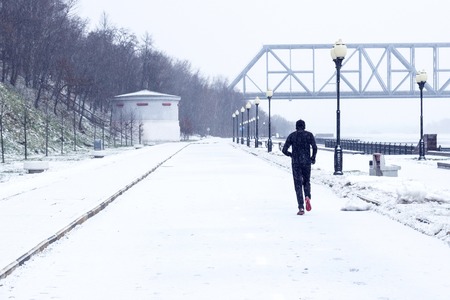 Elderly man running in winterの写真素材