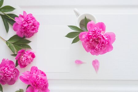 Pink flowers on white woodenの写真素材