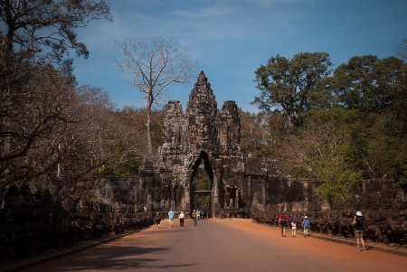 Bridge with warriors statues at the entrance of Angkorのeditorial素材