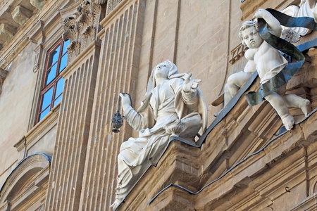Statues on the front of the faÃ§ade of a churchの写真素材
