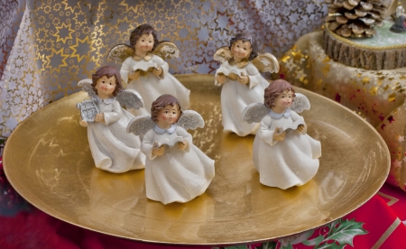 Little singing angels statues over golden plateの写真素材