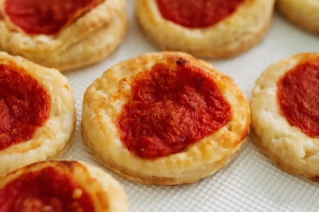 Close up of pretzels appetizers con white paperの写真素材