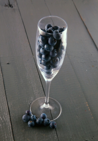Entire view of a glass full of blueberriesの写真素材