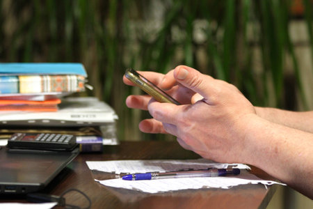 Using mobile phoneの素材