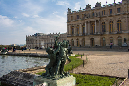 Versailles city, France-Octobre 11, 2015: The bronze  statue Versailles castle, based 20 kilometers of Paris, France. The Versailles castle designated Unesco World Heritage Sites.のeditorial素材