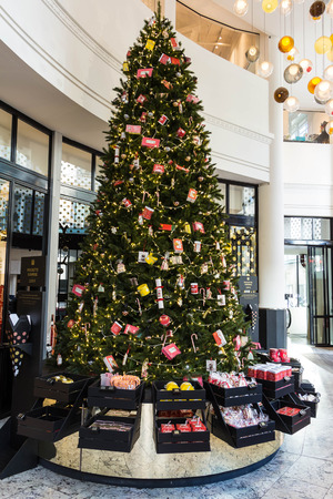 Paris; franceNovember 28, 2015: The Christmas tree in the department store Bon Marche Located 38 rue de Sevres in Paris, France.のeditorial素材