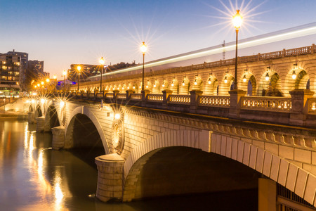 The Bercy bridge at night, Paris, franceの写真素材