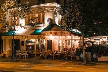 The traditional French cafe Louis Philippe at night, Paris, France.のeditorial素材