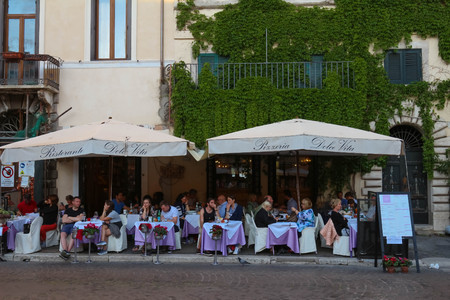 People enjoy their lunch at one of the many restaurants in Navona Square, Romeのeditorial素材