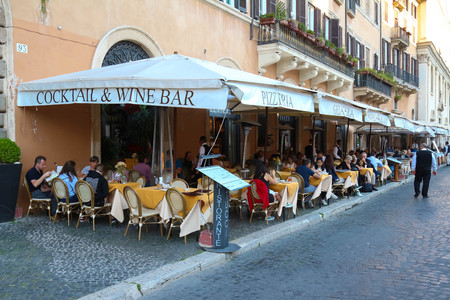 People enjoy their lunch at one of the many restaurants in Navona Square, Romeのeditorial素材