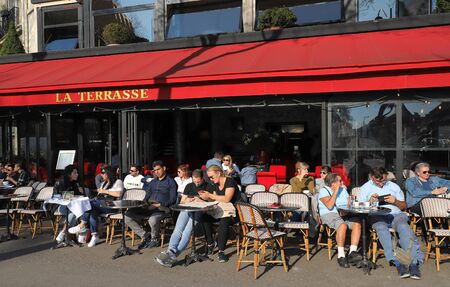 La Terrasse is traditonal French cafe located near the Eiffel tower in Paris, France.のeditorial素材