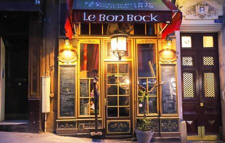 The famous restaurant Le Bon Bock at night . It is located in the Montmartre, Paris, France.のeditorial素材