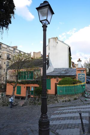 Cabaret Au Lapin Agile is a famous Montmartre cabaret. Cabaret often visited bohemian: Picasso, Modigliani, Apollinaire and Utrillo.のeditorial素材