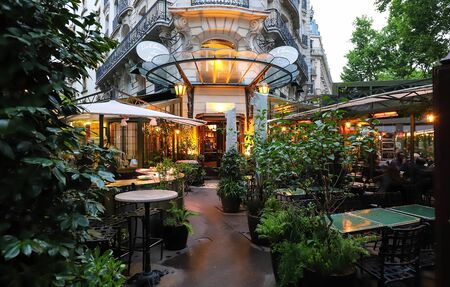 The cafe La Closerie des Lilas was where the intelligentsia hung out, Hemingway used to write here, the poet Baudelaire , the impressionist Claude Monet were regulars...のeditorial素材