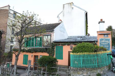 Cabaret Au Lapin Agile is a famous Montmartre cabaret. Cabaret often visited bohemian: Picasso, Modigliani, Apollinaire and Utrillo.のeditorial素材